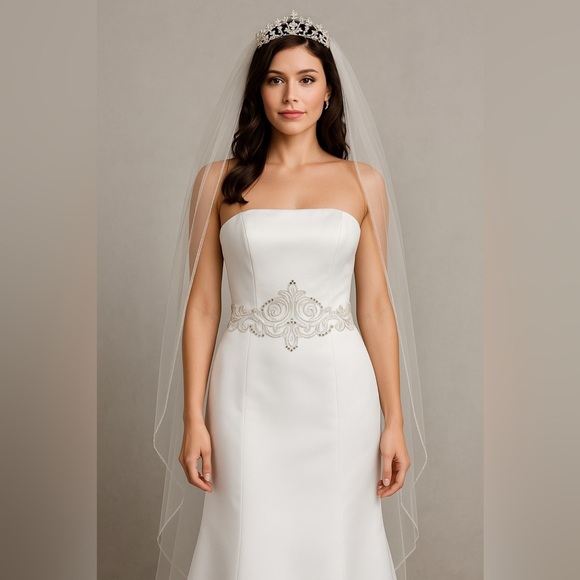 David's Bridal Dresses & Skirts - David’s bridal 👰 Elegant White Strapless Wedding Gown with Veil & Tiara Set